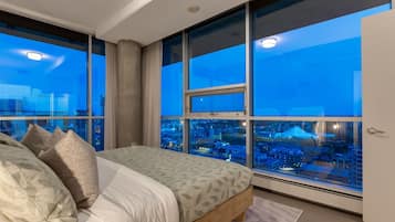 2 habitaciones, escritorio y tabla de planchar con plancha