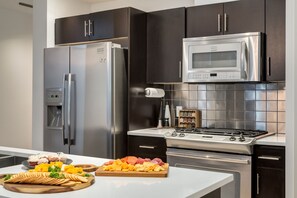 Fridge, microwave, oven, stovetop - 2-Storey PH Pano Views+2 Terraces|Parking|Soaker Tub (Calgary)