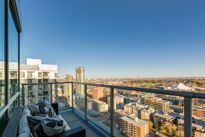 Property grounds - 2-Storey PH Pano Views+2 Terraces|Parking|Soaker Tub (Calgary)