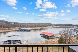 Property grounds - Waters Edge Retreat – For 6! (Branson)