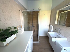 Bidet, Handtücher, Seife, Shampoo