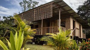 Una casa de madera con techo inclinado y terraza de madera.