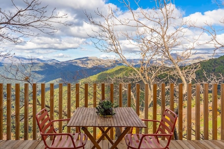 Outdoor dining. Cabin 'Mirlo Blanco' with Mountain View, Shared Pool and Private Terrace