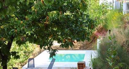 Cabaña 'Mirlo Blanco' con vistas a la montaña, piscina compartida y terraza privada
