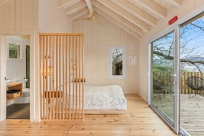 1 bedroom, bed sheets