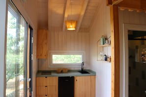 Frigorífico, placa de cocina, cafetera o tetera y tostadora
