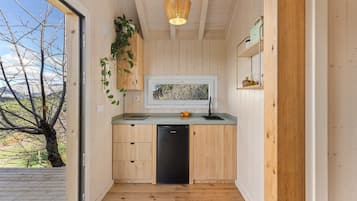 Fridge, stovetop, coffee/tea maker, toaster