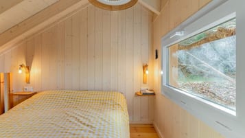 1 bedroom, bed sheets