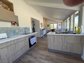 Jääkaappi, mikroaaltouuni, uuni, liesi