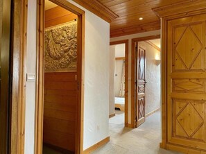 Interior - 9th floor, view mountain, terrace, balcony, tv, ski locker, 72m², Courchevel (Courchevel)