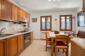 Frigorífico, horno, placa de cocina y cafetera o tetera