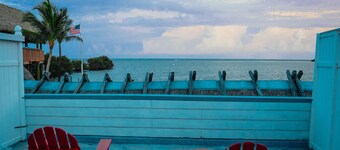 Snappers - King Room w/ Ocean View Wifi