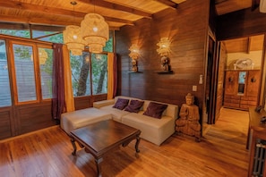 小屋, 2 間臥室, 庭院, 花園景觀 (INDIA) | 起居區 | 43-吋智慧型電視、衛星頻道、Netflix、書籍