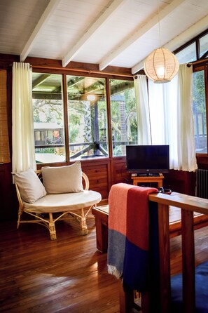 Comfort-hytte - 2 soveværelser - terrasse - udsigt til have (MEDITERRANEO) | Opholdsområde | 43-tommers smart-tv med satellitkanaler, Netflix, bøger