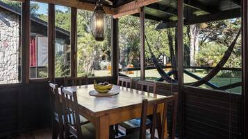 Cabin, 2 Bedrooms, Patio, Garden View (ORIENTAL) | Dining room