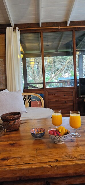 Comfort-hytte - 2 soveværelser - terrasse - udsigt til have (MEDITERRANEO) | Spisestue