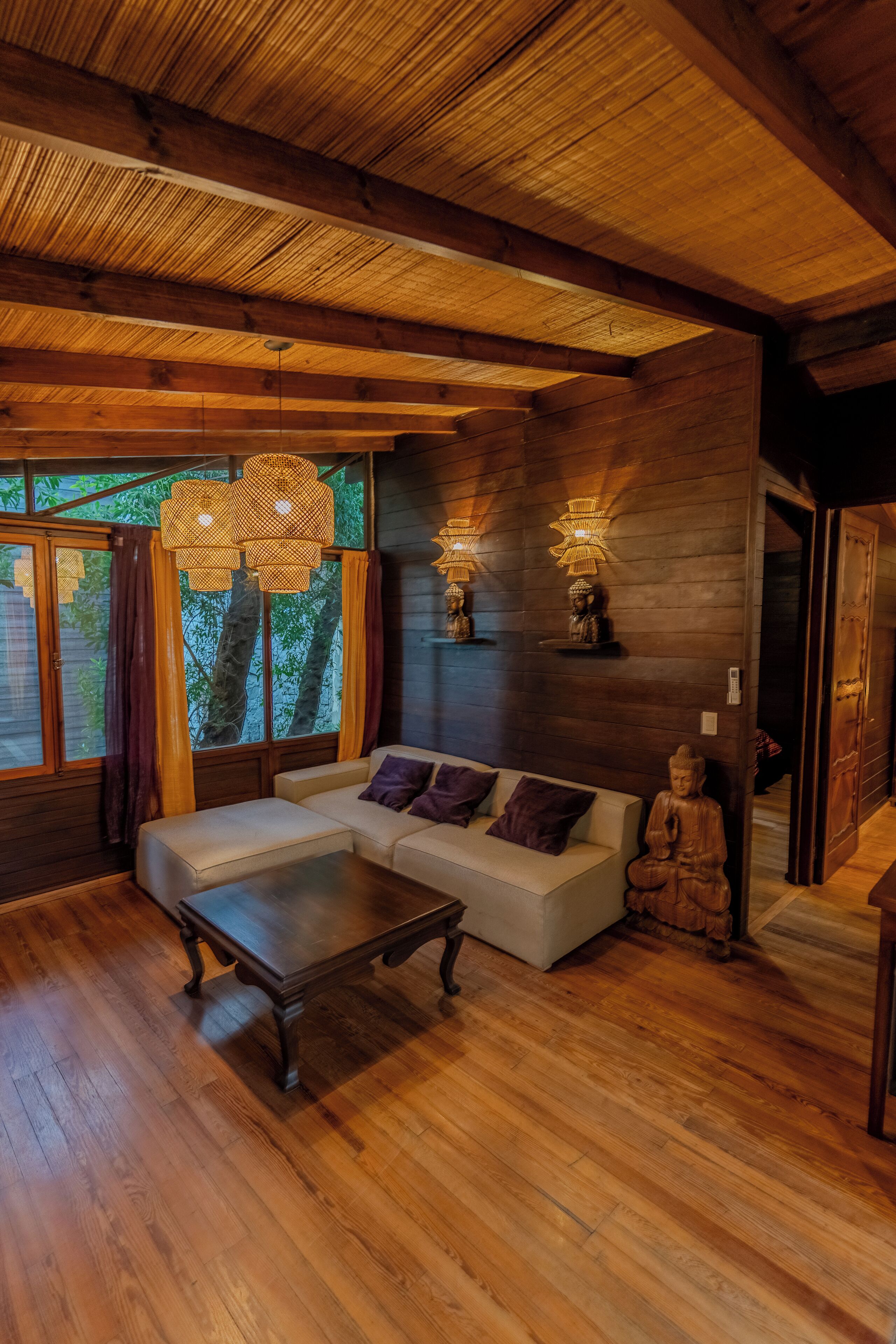 Cabaña, 2 habitaciones, patio, vista al jardín (INDIA) | Área de sala de estar | Smart TV de 43 pulgadas con canales vía satélite, Netflix y libros 