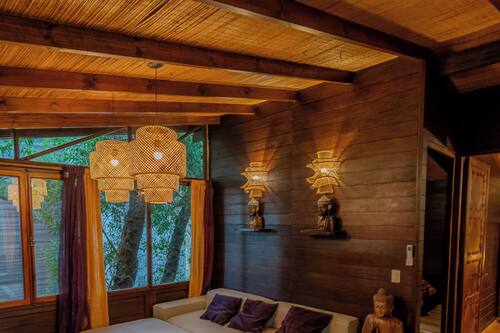 Cabana, 2 quartos, varanda, vista para o jardim (INDIA) | Área de estar | Smart TV 43 polegadas com canais via satélite, Netflix, livros