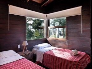 Cabin, 2 phòng ngủ, sân hiên, quang cảnh vườn (ORIENTAL) | Bộ đồ giường cao cấp, chăn bông, nệm có lớp đệm bông, bàn 