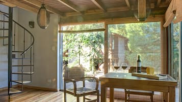 Huisje, 1 slaapkamer, terras, uitzicht op tuin (INDONESIA) | Dineerruimte