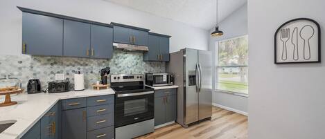 Frigorifero, microonde, forno, piano cottura