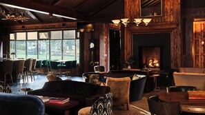 2 restauranter, frokost, lunsj og middag serveres, italienske retter