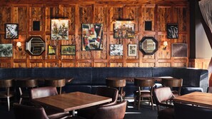 2 restaurants, breakfast, lunch, dinner served; Italian cuisine