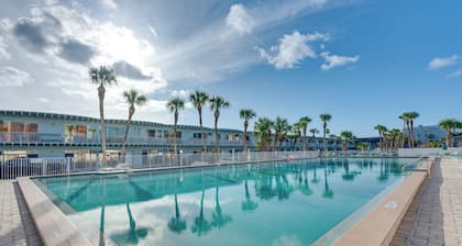 Walk to Indian Shores Beach + Pool: Sunny Condo