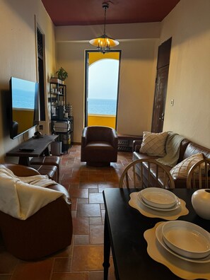 Smart TV, computer monitors