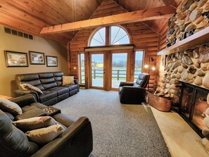 スマートテレビ、暖炉、DVD プレーヤー、書庫