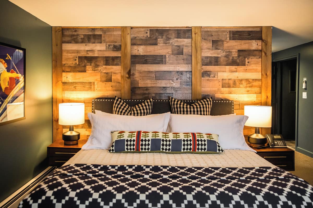 Planxa i posts de planxar, wifi gratuïta i roba de llit