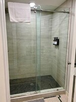 Habitación Premier, 1 cama de matrimonio grande | Baño | Ducha y bañera combinadas, secador de pelo, toallas y jabón
