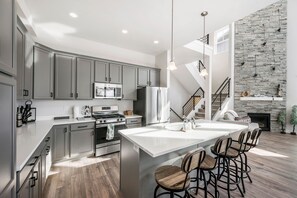 Køleskab, mikrobølgeovn, ovn, kogeplade