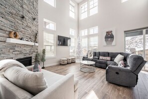 Tv, pejs, bøger, stereoanlæg