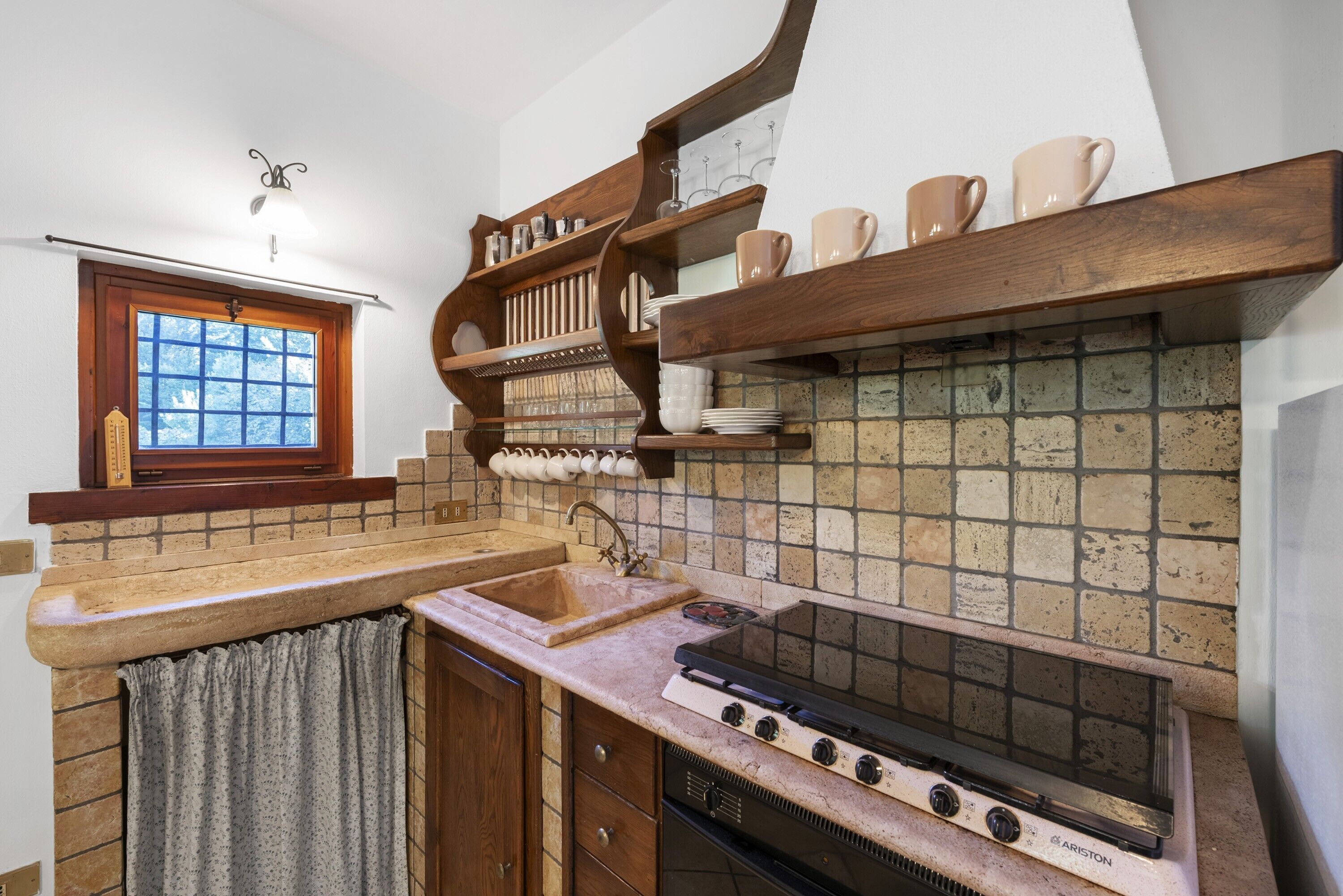 Kylskåp, mikrovågsugn, ugn och spishäll