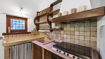 Kylskåp, mikrovågsugn, ugn och spishäll