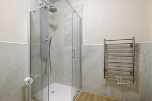 Douche, serviettes fournies