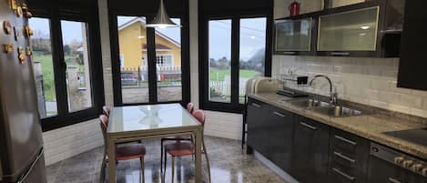 Réfrigérateur, four à micro-ondes, un four, surface de cuisson
