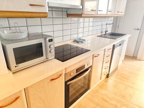 Micro-ondes, four, plaque de cuisson, lave-vaisselle