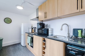 Refrigerador, horno, placa de cocina, cafetera/tetera