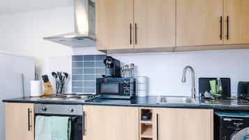 Fridge, oven, stovetop, coffee/tea maker