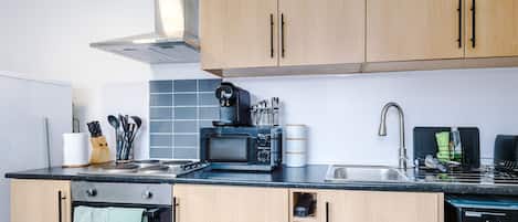 Kühlschrank, Ofen, Herdplatte, Wasserkocher mit Kaffee-/Teezubehör