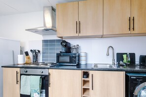 Een koelkast, een microgolfoven, een oven, een kookplaat