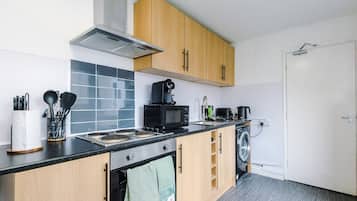 Fridge, oven, stovetop, coffee/tea maker