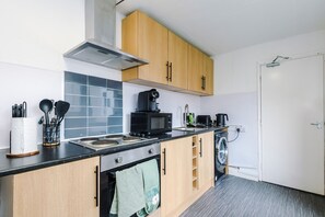 Fridge, oven, stovetop, coffee/tea maker