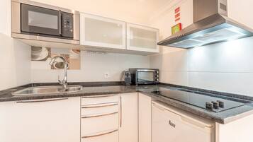 Kühlschrank, Mikrowelle, Ofen, Wasserkocher mit Kaffee-/Teezubehör