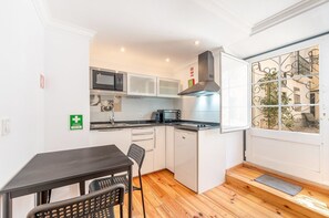 Fridge, microwave, oven, coffee/tea maker