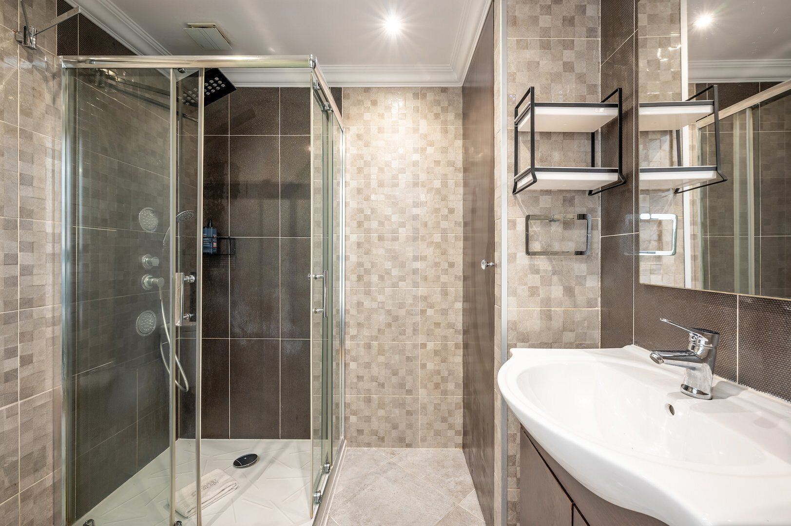 Een douche, een haardroger, handdoeken