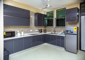 Refrigerador, microondas, placa de cocina, tetera/pava eléctrica