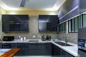 Refrigerador, microondas, placa de cocina, tetera/pava eléctrica